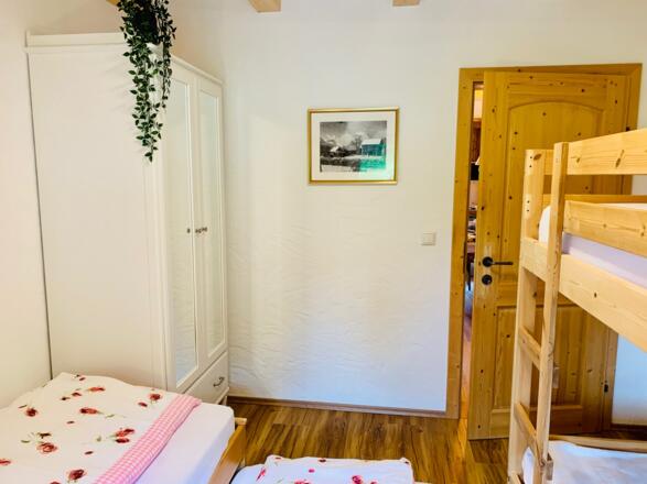 Mehrbettzimmer/Schrank