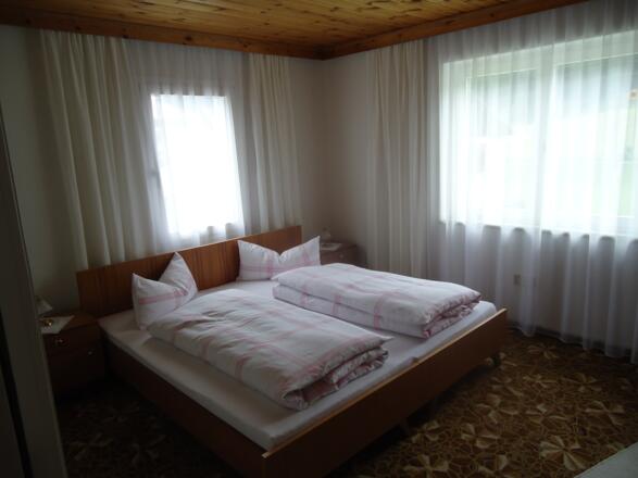 Schlafzimmer mit Doppelbett