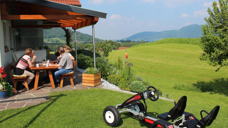 gemütliches Beisammensein im Garten, Ferienwohnung Seiringer