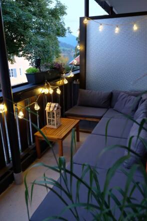 Abendstimmung in der Lounge-Ecke auf dem Balkon mit seitlichem Blick auf den See