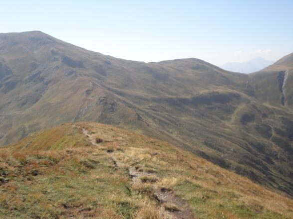 Links Hoher Lorenzenberg, rechts Sandjoch