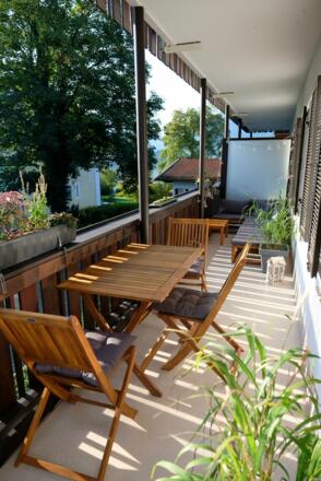Ostseite des Balkons mit Ess- und Lounge-Ecke und seitlichem Blick Richtung See
