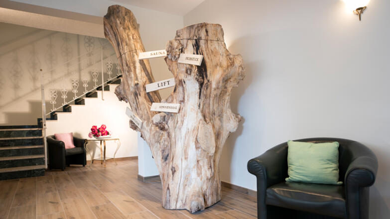 Lobby mit Informationsbaum Hotel Ragginger Nußdorf am Attersee