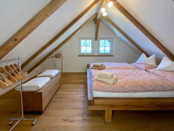Schlafzimmer im DG mit Ausblick auf den See