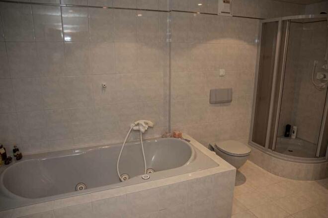Bad mit Dusche und Whirlwanne