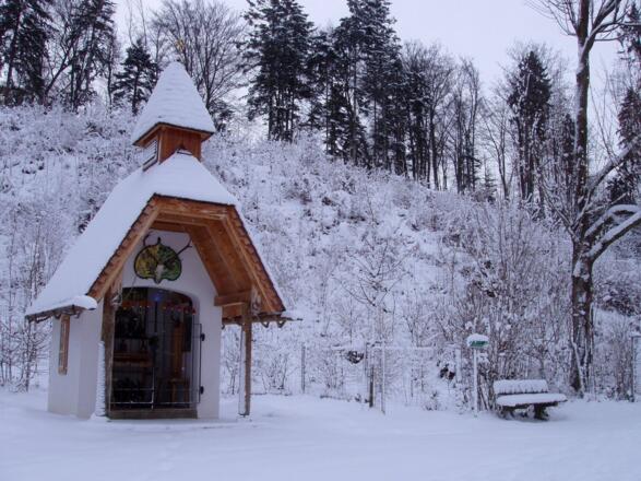 Hubertuskapelle im Winter.jpg
