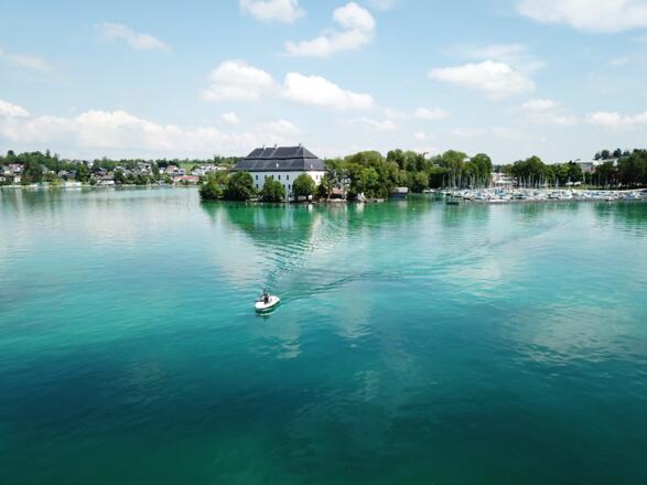 Schörfling am Attersee - Blick auf Schloss Kammer und Yachthafen