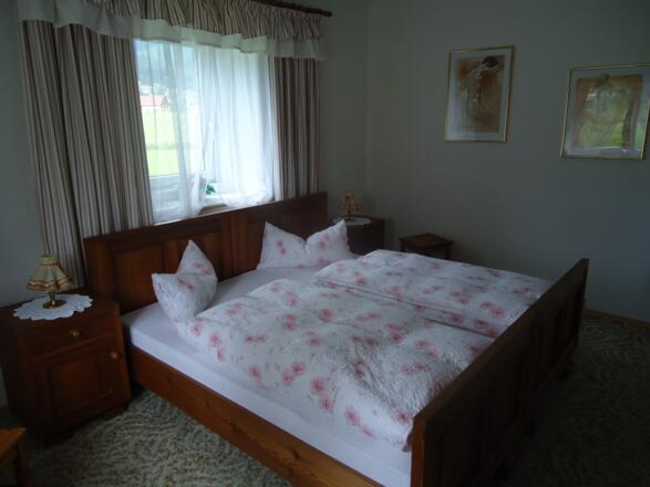 Schlafzimmer mit Doppelbett