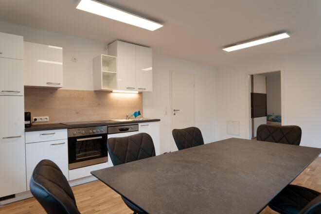 Küche und Essbereich der \"Modernen Ferienwohnung mit Ausblick\"