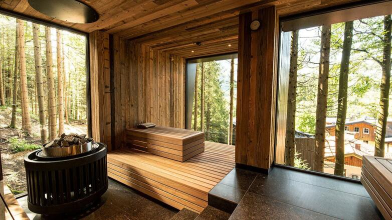 Inneraum Saune mit Blick in den Wald