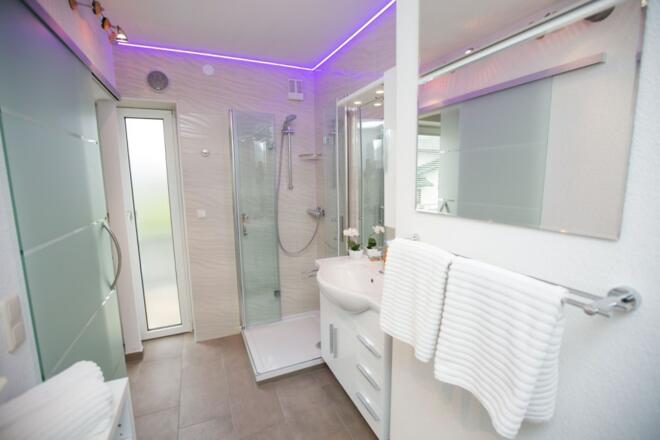 Fewo 1 de luxe mit Balkon - Badezimmer - Pension Knoll **** Schörfling am Attersee