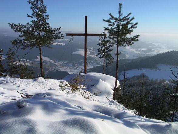 Gipfelkreuz Königswiesen im Winter