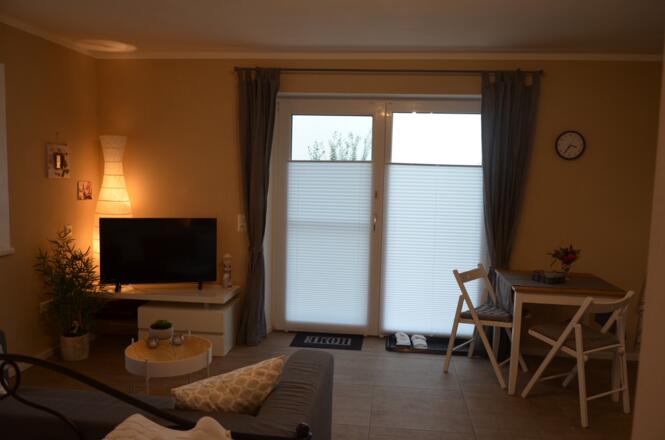Wohnzimmer mit TV und Couch
