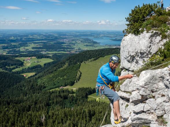 Der Hausmeister seilt vom Zwölferturm ab.