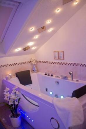 Junior Suite - Whirlpool - Pension Knoll **** Schörfling am Attersee