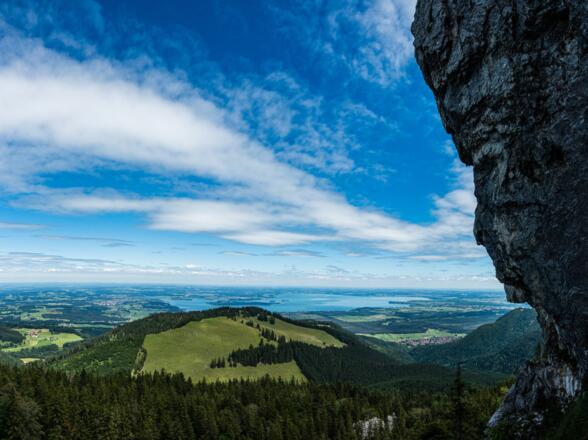 Schöner Ausblick auf den Chiemsee vom Einstieg am Zwölferturm.