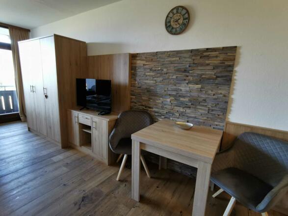 Essbereich, TV und Kleiderschrank