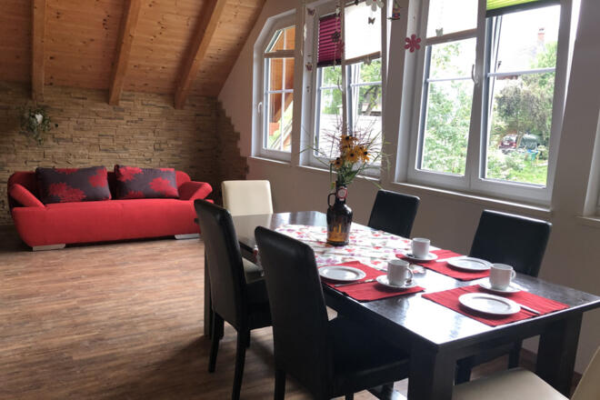 Esszimmer mit Sofa in der Ferienwohnung Familie Unterberger Bad Goisern