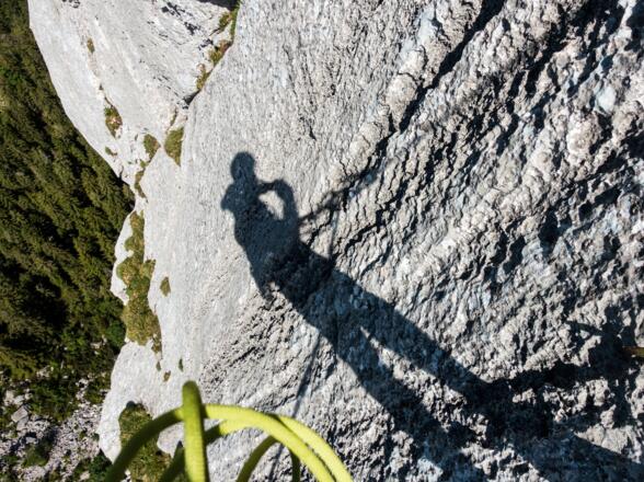 Schattenspiel beim Abseilen.