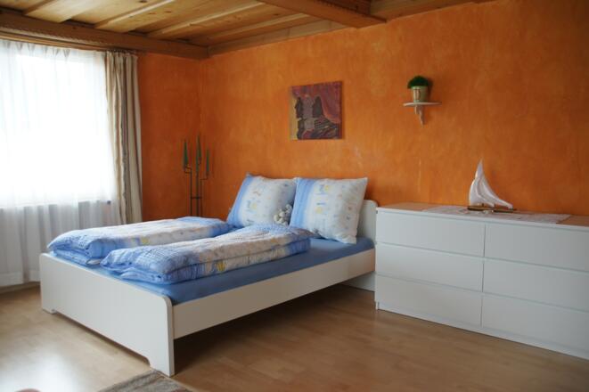 Schlafzimmer mit Doppelbett