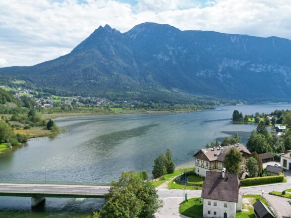 Blick zum Hallstättersee und Sarstein - good-goisern hotel in Bad Goisern am Hallstättersee