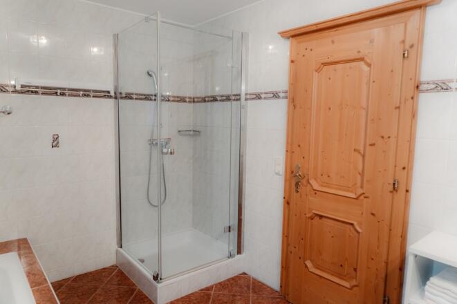 Badezimmer mit Dusche-Ferienwohnung Annis Ausblick in Bad Goisern