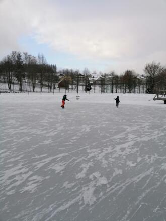 Eislaufen am Freizeitteich in Windhaag