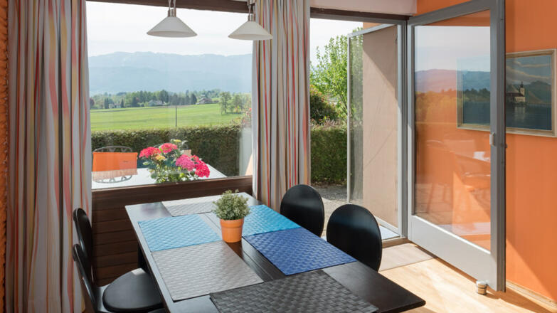 esstisch-mit-blick-auf-das-hoellengebirge-krempl