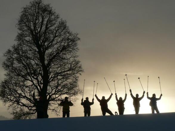 Gruppe von Schneeschuhwanderern - Berg&Fitness