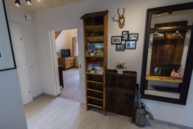 Uriges Magazindisplay und Fotogalerie im Eingangsbereich des Chalets