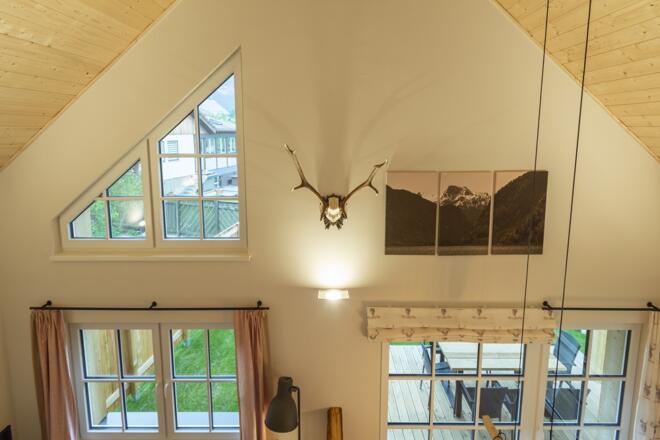 Der Blick vom Chalet 164 auf das Dachsteinmassiv wiederholt sich auf Leinwand