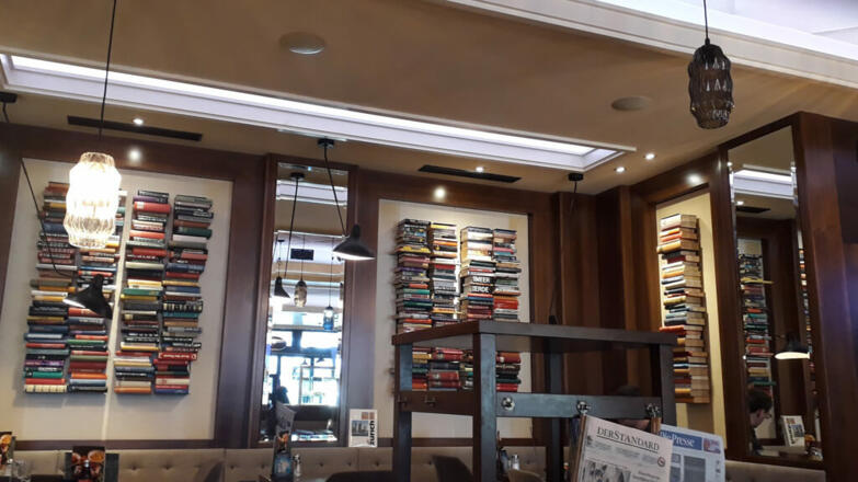 Seecafe - Buecher an der Wand