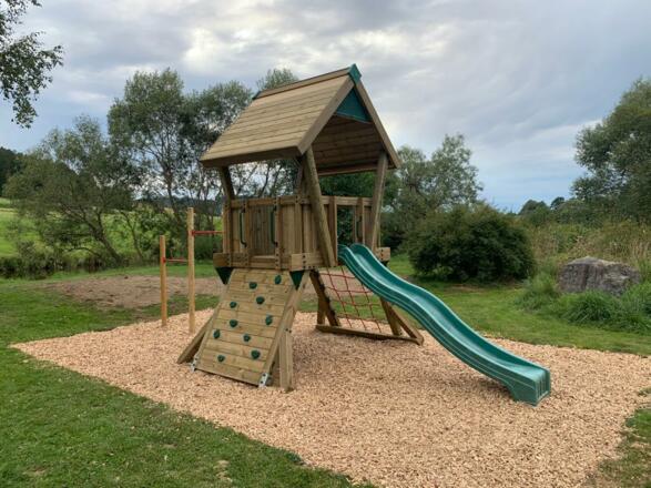 Naturflussbad mit Spielturm