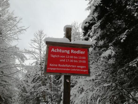 Schild Rodelzeiten unbeleuchtete Trockentannrodelbahn