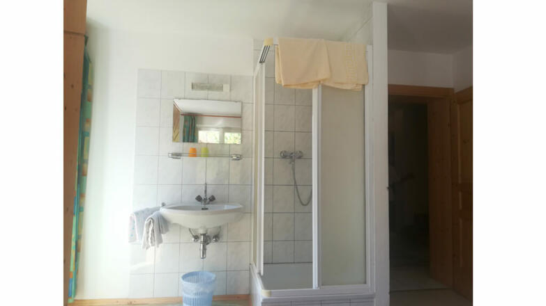 Dusche im Zimmer