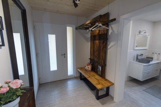 Altholz Garderobe im Eingangsbereich des Chalet 164 in Bad Goisern