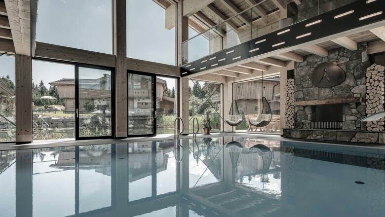 INNs HOLZ Hotel | Indoorpool mit Blick auf Chalets