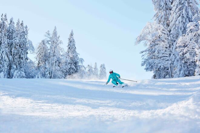 HochfichtWinterSkifahrerinAbfahrt_OberoesterreichTourismusGmbHStefanMayerhofer