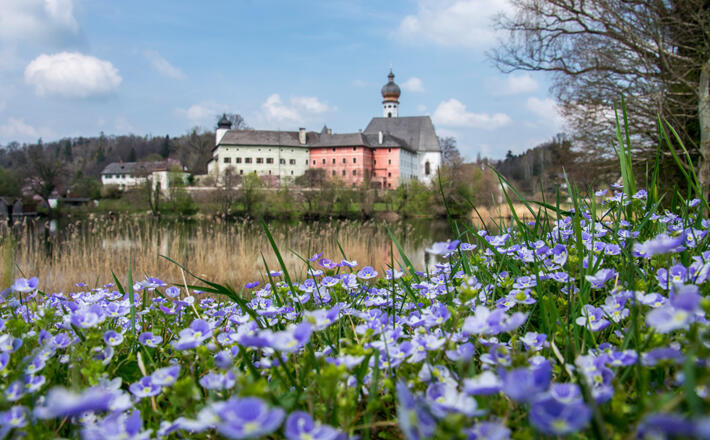 Kloster Höglwörth am gleichnamigen See im Rupertiwinkel