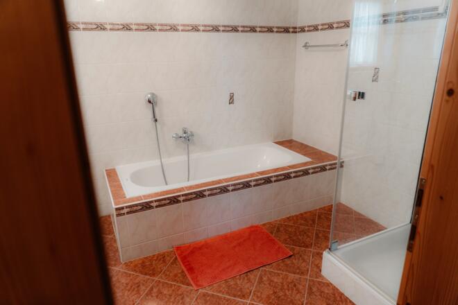 Badezimmer mit Badewanne- Ferienwohnung Annis-Ausblick in Bad Goisern