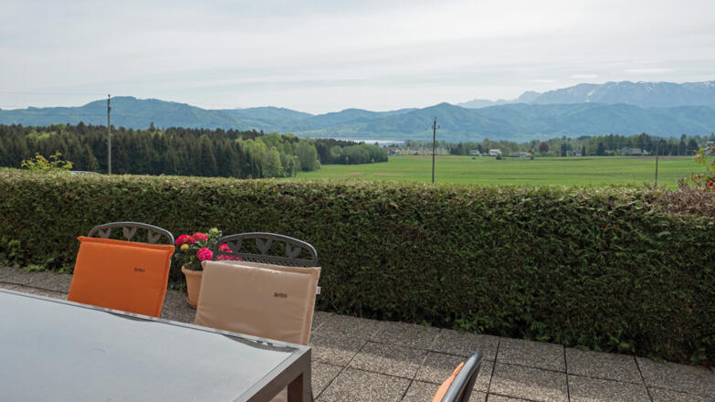 terrasse-mit-blick-auf-den-attersee-und-das-hoellengebirge-krempl