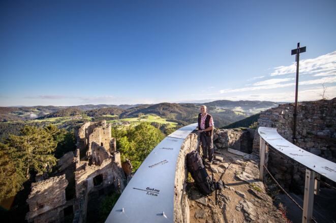 SchlossWeinbergAussichtTurmWanderer_JohannesKernmayer.JPG
