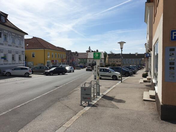 Blick auf Ladestation Richtung Stadtplatz