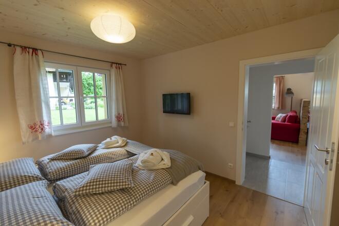 Schlafzimmer mit Doppelbett im Erdgeschoss des Chalets