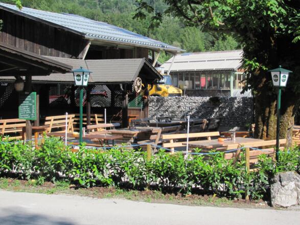 Gemütlicher Gastgarten Weissenbachwirt in Bad Goisern