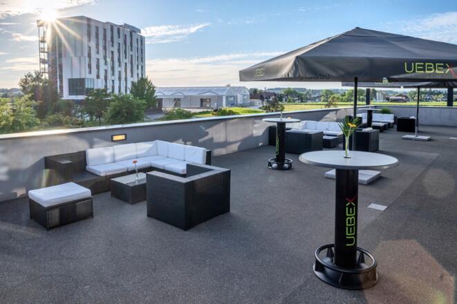 Uebex Gebäude Terrasse