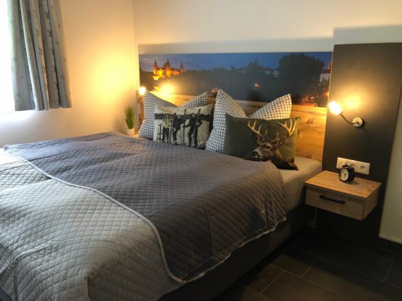 Schlafzimmer mit Doppelbett