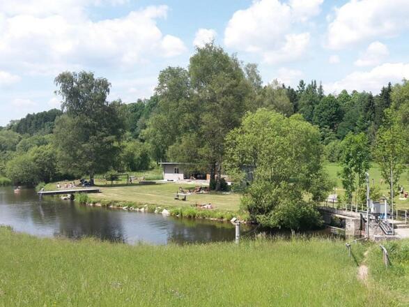 Naturflussbad im Frühling