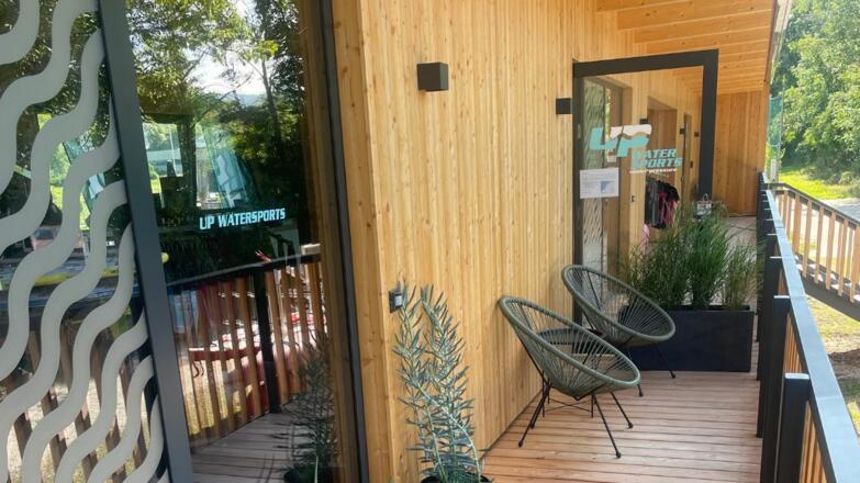 up watersports gebaeude terasse