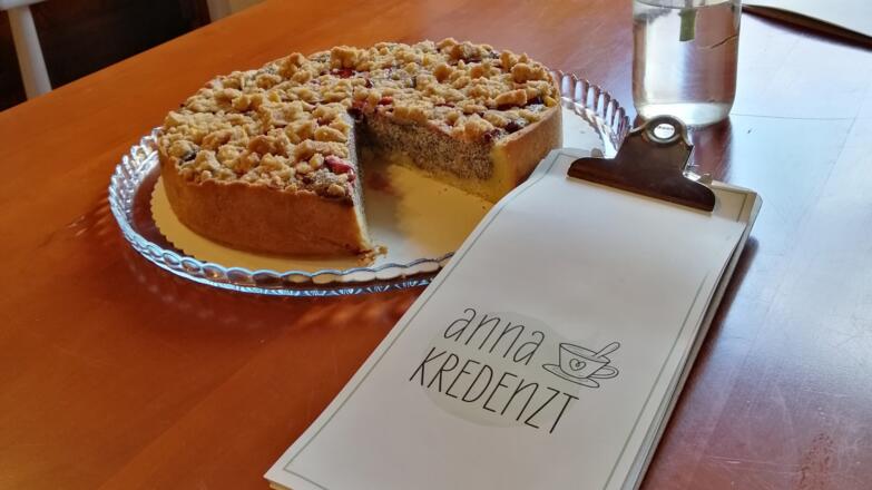 Anna kredenzt Kuchen_quer